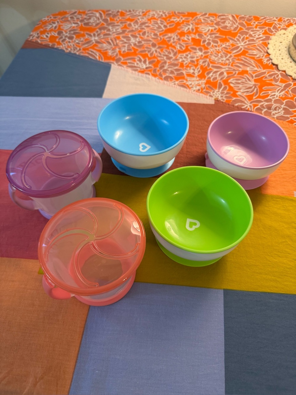 3 Munchkin Stay Put Suction Bowls & 2 Munchkin snack catcher containers - Picture 2 of 13